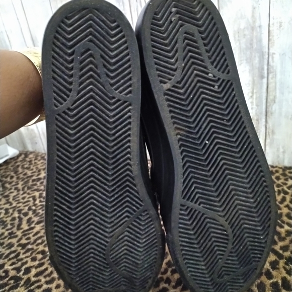 NIKE BLACK SNEAKERS SHOES 7.5 OR 8 WOMEN'S RUNS A LIL BIGGER LIKE NEW - Picture 5 of 7